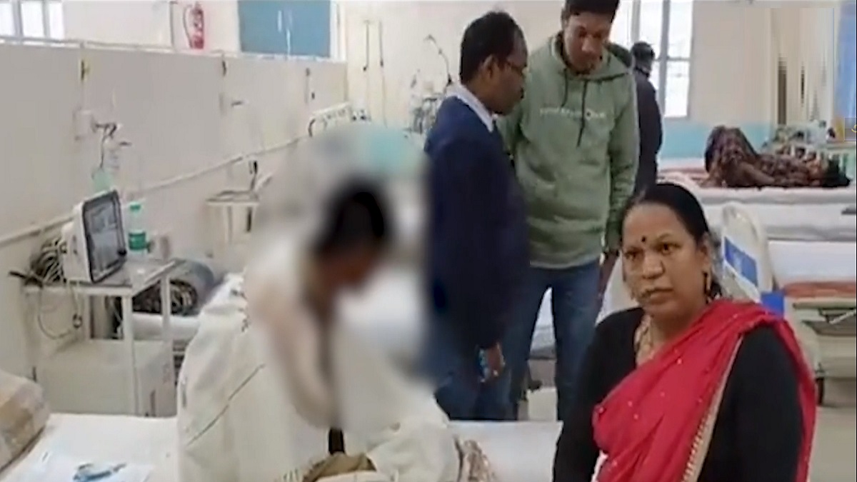 ৫০০ ছাত্রীর মধ্যে নিজেকে একা দেখে জ্ঞান হারালো বিহারের এক ছাত্র