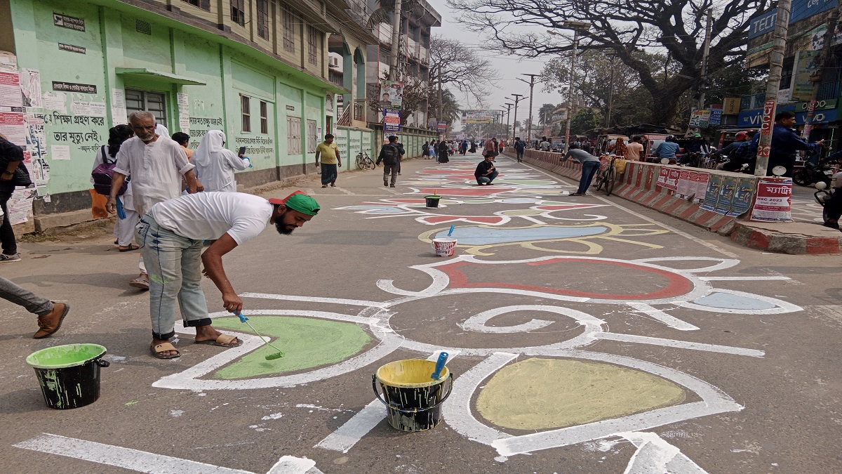 ঝিনাইদহে ২ কিলোমিটার সড়কজুড়ে ‘একুশের আল্পনা’