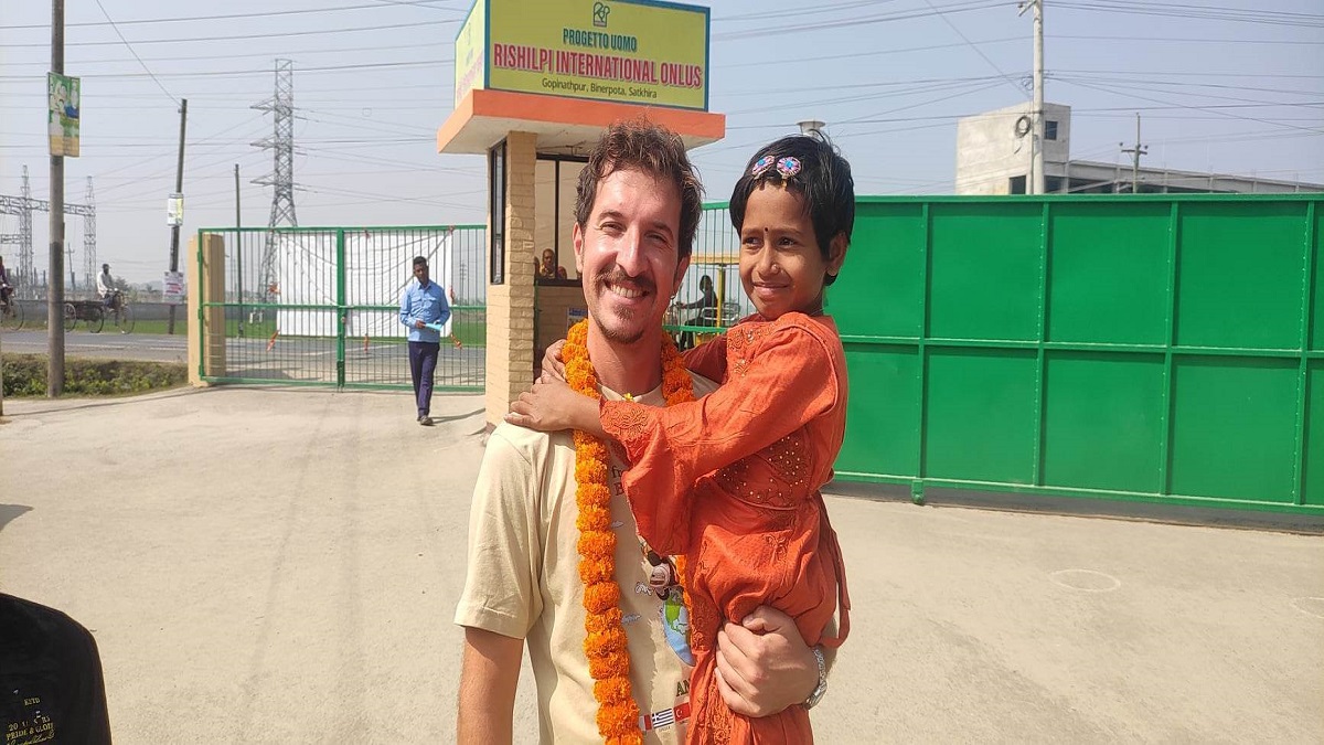 ইতালির নাগরিক আন্দ্রেয়া নিলেন সাতক্ষীরার কাকলীর লেখাপড়ার দায়িত্ব