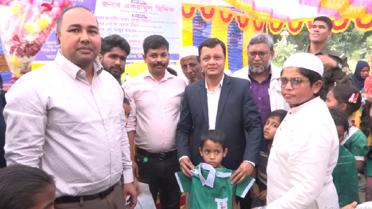 ব্রাহ্মণবাড়িয়ায় তিন শতাধিক শিক্ষার্থী পেলো স্কুল ব্যাগ, স্কুল ড্রেস ও একক টেবিল