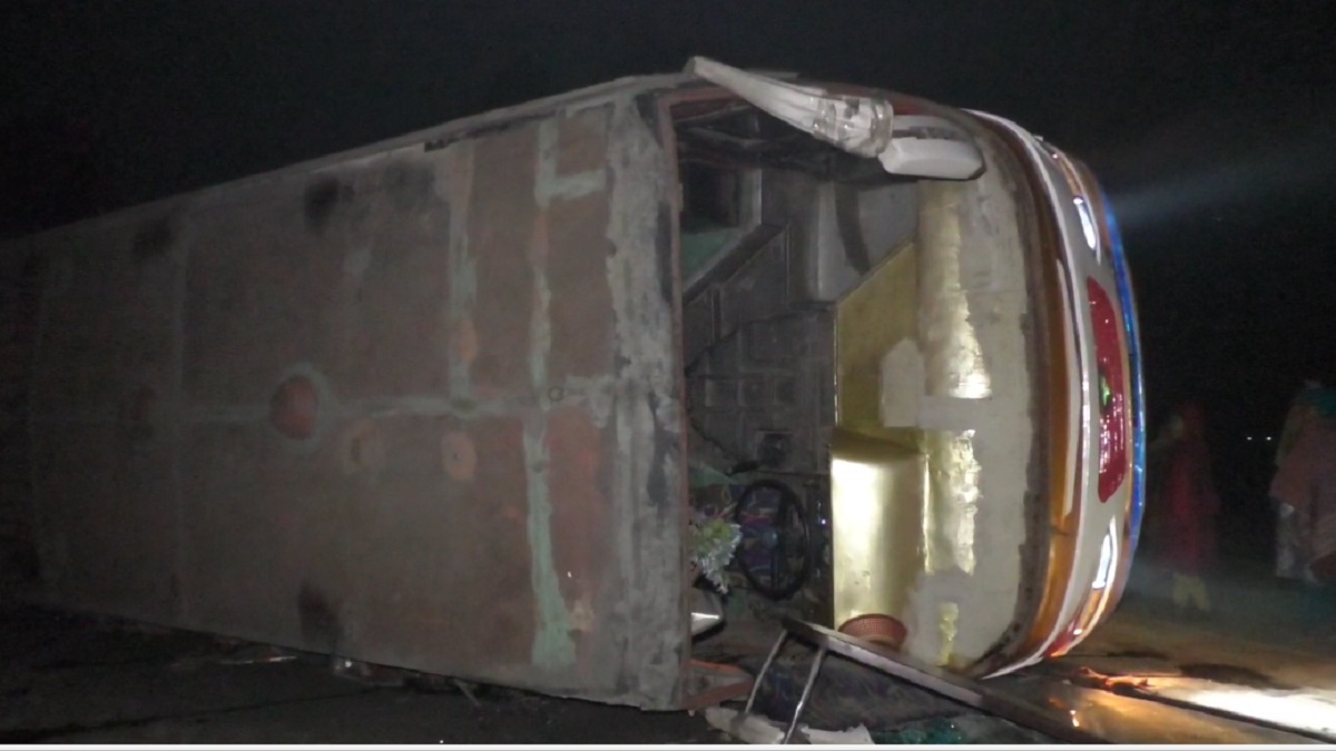 বগুড়ায় যাত্রীবাহী বাস উল্টে একজন নিহত, আহত ১০