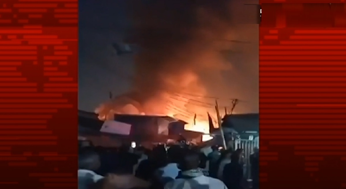 মধ্যরাতে আগুনে চট্টগ্রামের ২০টি দোকান পুড়ে ছাই