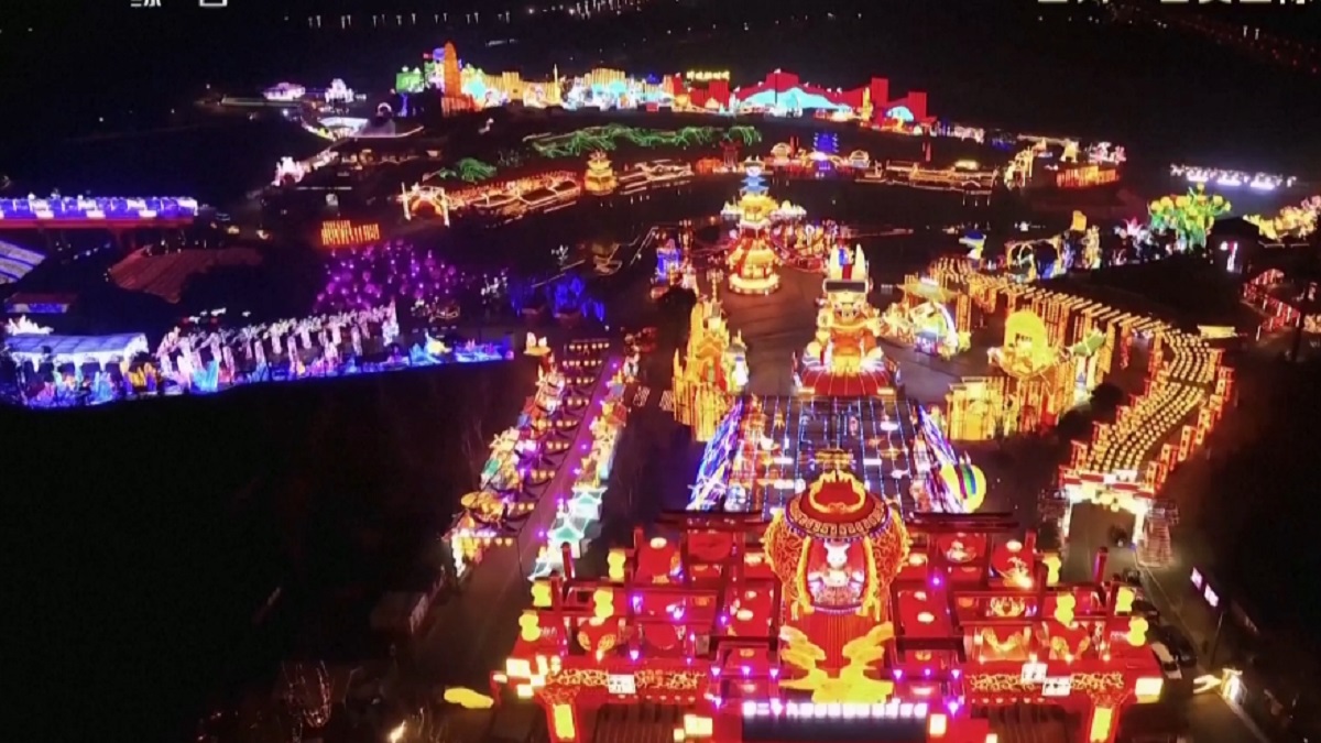 চীনে নজরকাড়া সাংস্কৃতিক পরিবেশনায় বসন্ত উৎসব উদযাপন