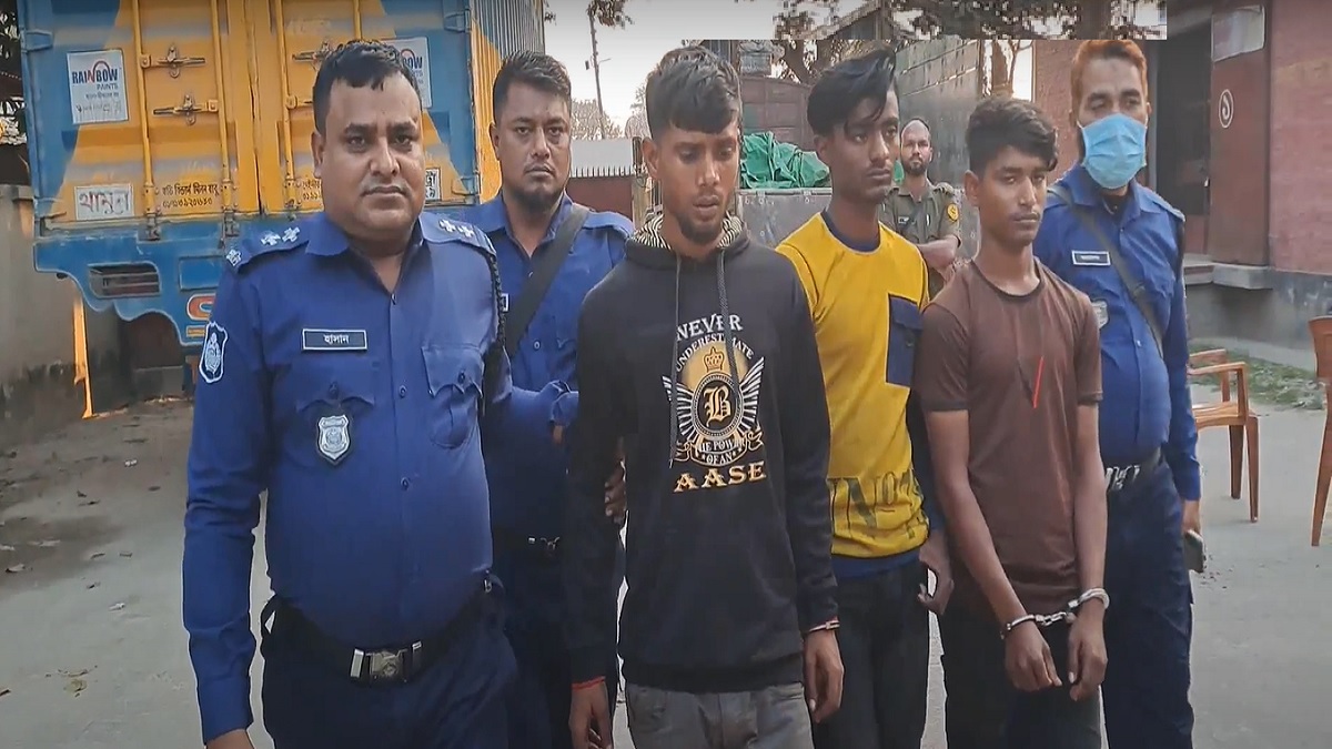 চুয়াডাঙ্গা গুদামে গমের ট্রাকে এলো বালির বস্তা; প্রায় ৪ টন গম ঘাটতি, আটক ৩