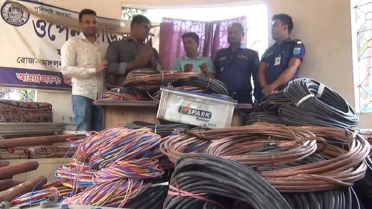 শ্রীপুরে ডাকাতি: লুণ্ঠিত মালামালসহ গ্রেফতার ৩