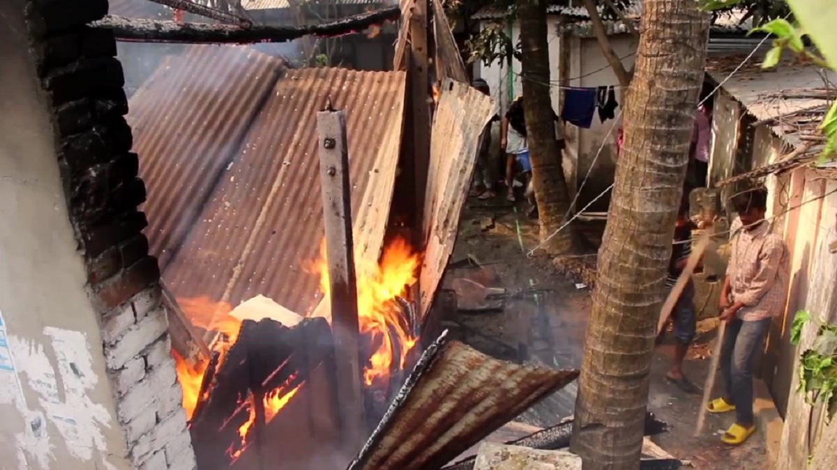 মুন্সিগঞ্জে চুলার আগুনে বসতবাড়ি পুড়ে ছাই