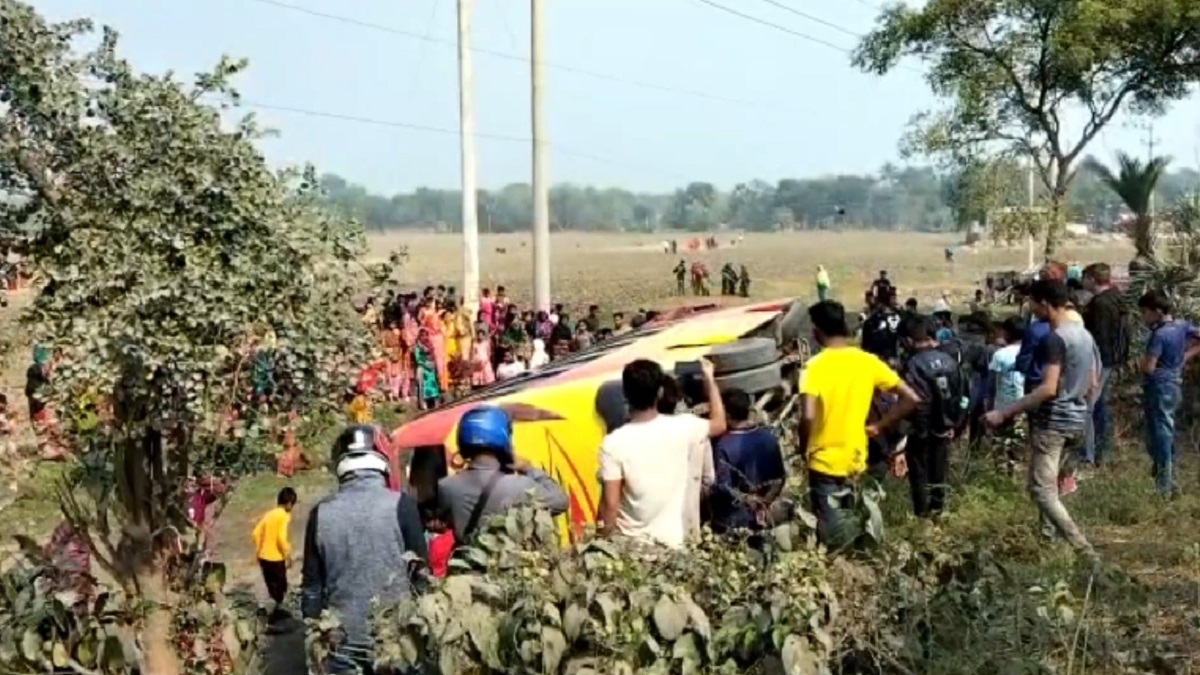 মেহেরপুরে পিকনিকের বাস উল্টে আহত অন্তত ২০
