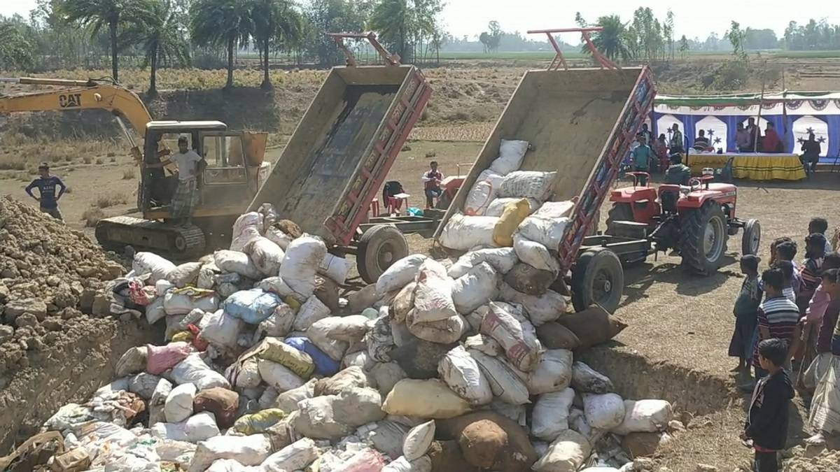 হিলি কাস্টমসে ৫০ ট্রাক মেয়াদোত্তীর্ণ পণ্য পুড়িয়ে ধ্বংস