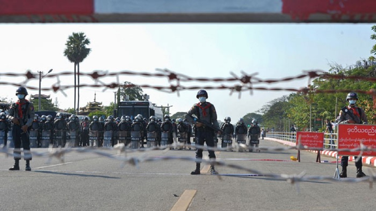 মিয়ানমারের ৩৭টি শহরে মার্শাল ল জারি