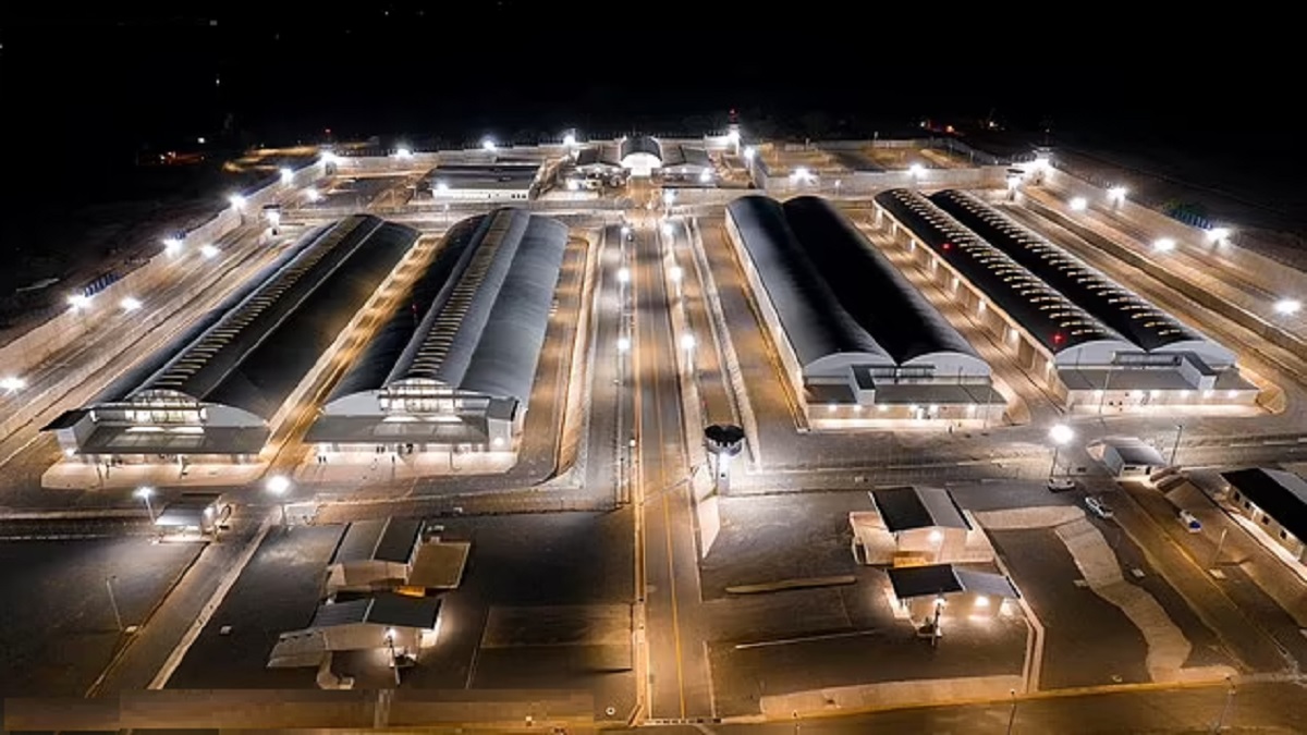 অপরাধীদের স্থান সংকুলান না হওয়ায় এল সালভাদরে নির্মিত হলো ‘মেগা কারাগার’