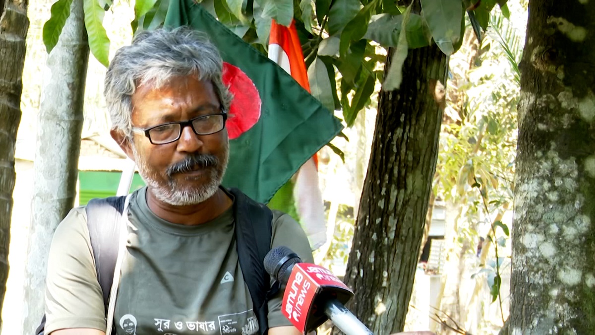 ভাষা শহীদদের শ্রদ্ধা জানাতে পায়ে হেঁটে কলকাতা থেকে ঢাকায় মৃণাল