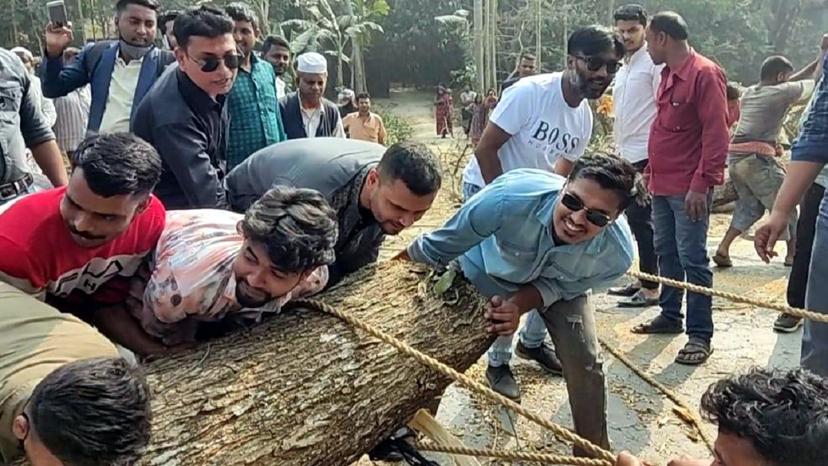 যানজট নিরসনে রাস্তা থেকে গাছ সরালেন মাশরাফী