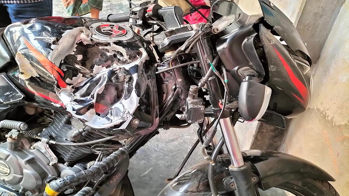 নাটোরে মাইক্রোবাসের ধাক্কায় প্রাণ গেলো ব্যবসায়ীর