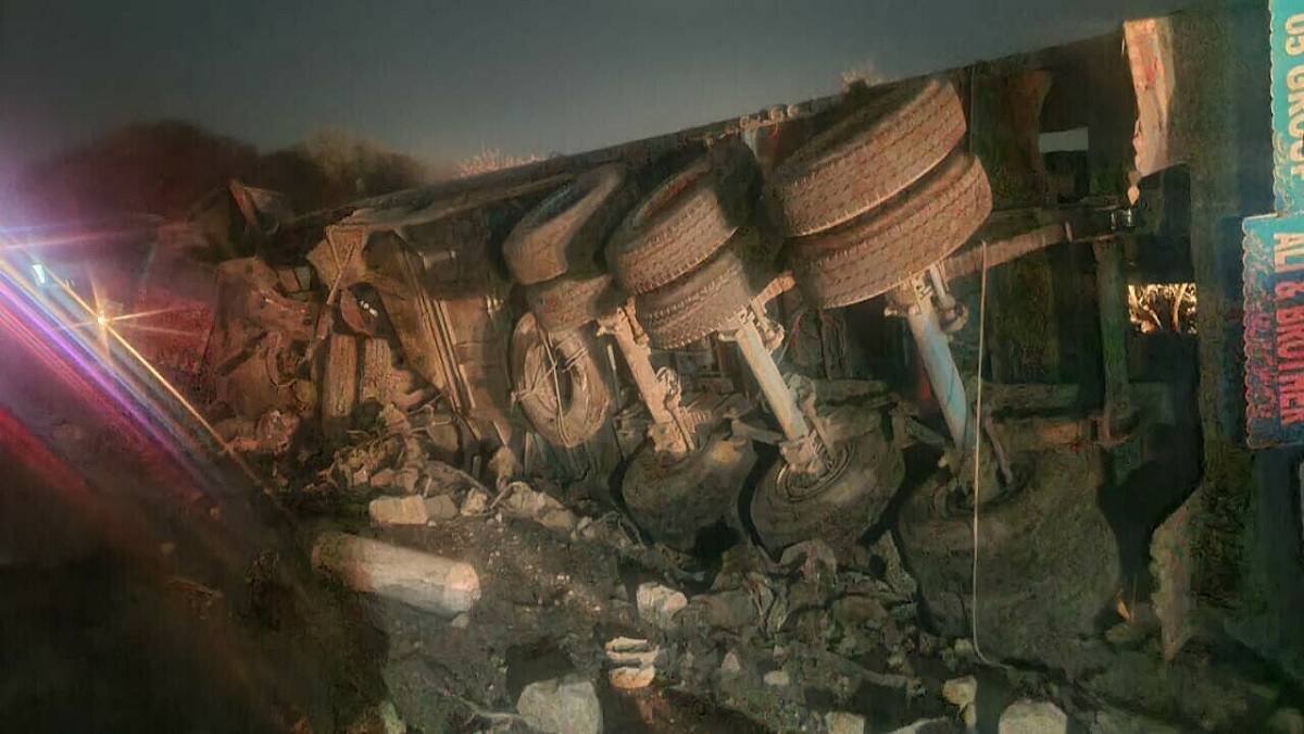 পাকিস্তানে যাত্রীবাহী বাস-ট্রাকের মুখোমুখি সংঘর্ষে নিহত অন্তত ১৭