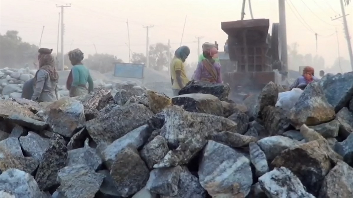 স্বাস্থ্যঝুঁকিতে পঞ্চগড়ের পাথর ভাঙা শ্রমিকরা, উদাসীন মালিকপক্ষ