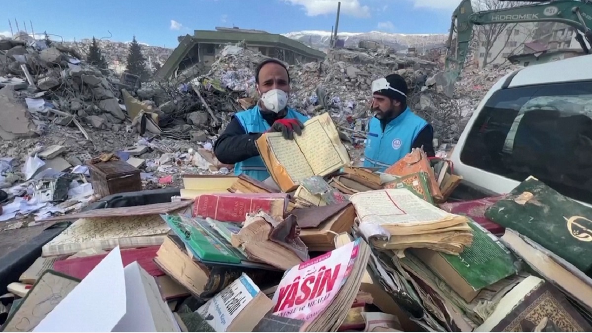 তুরস্ক-সিরিয়ায় ভূমিকম্প: ধ্বংসস্তূপ থেকে উদ্ধার করা হচ্ছে লাখো ধর্মগ্রন্থ