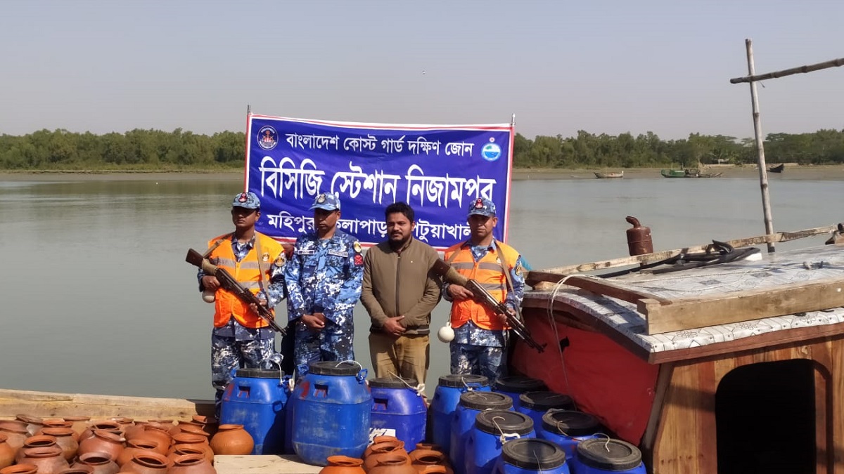 পটুয়াখালীতে দুই কোটি রেণু পোনাসহ ২ ফিশিং ট্রলার আটক