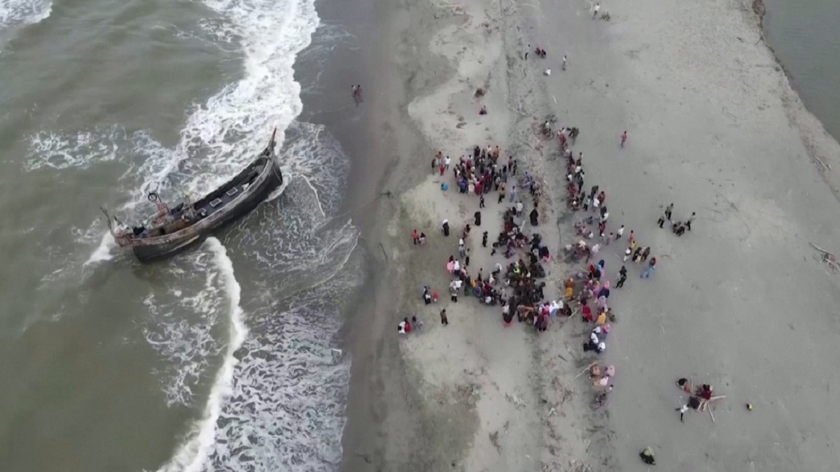 এক সপ্তাহ নৌকায় ভেসে সমুদ্রপথে ইন্দোনেশিয়ায় ৬৯ রোহিঙ্গা