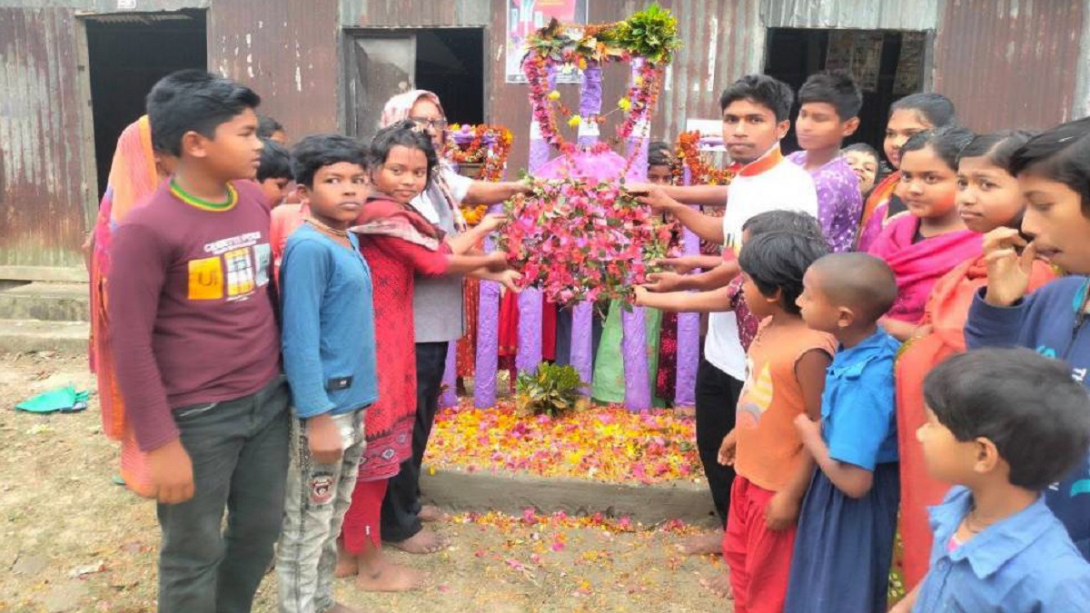 ঝিনাইদহে কলাগাছের শহীদ মিনারে শিক্ষার্থীদের শ্রদ্ধা