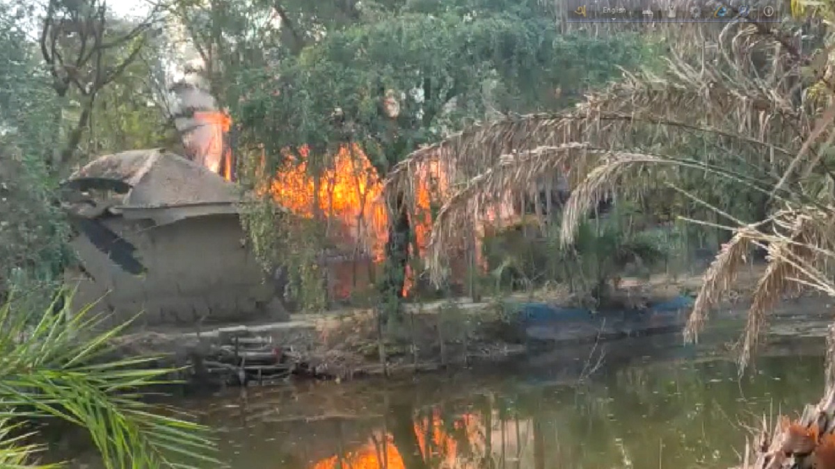 সাতক্ষীরায় ছোট ভাইয়ের বিরুদ্ধে বড় বোনের ঘরবাড়ি জ্বালিয়ে দেয়ার অভিযোগ