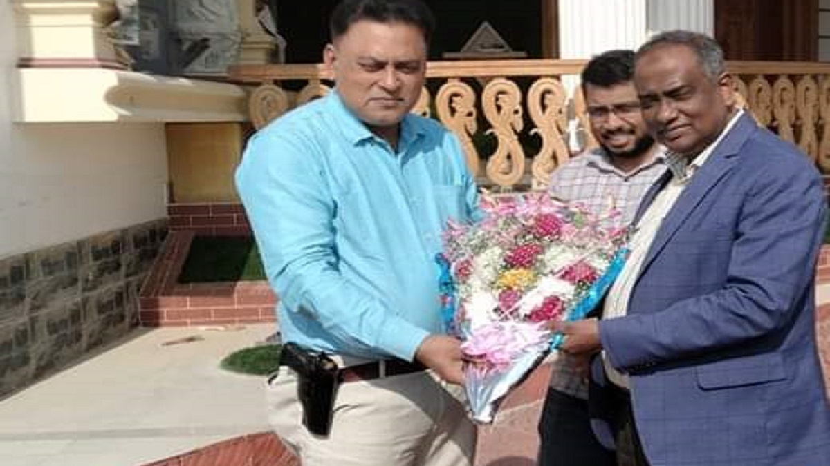 কুমিল্লায় ইউপি চেয়ারম্যানের কোমরে পিস্তল! ব্যাখ্যা চেয়ে প্রশাসনের চিঠি