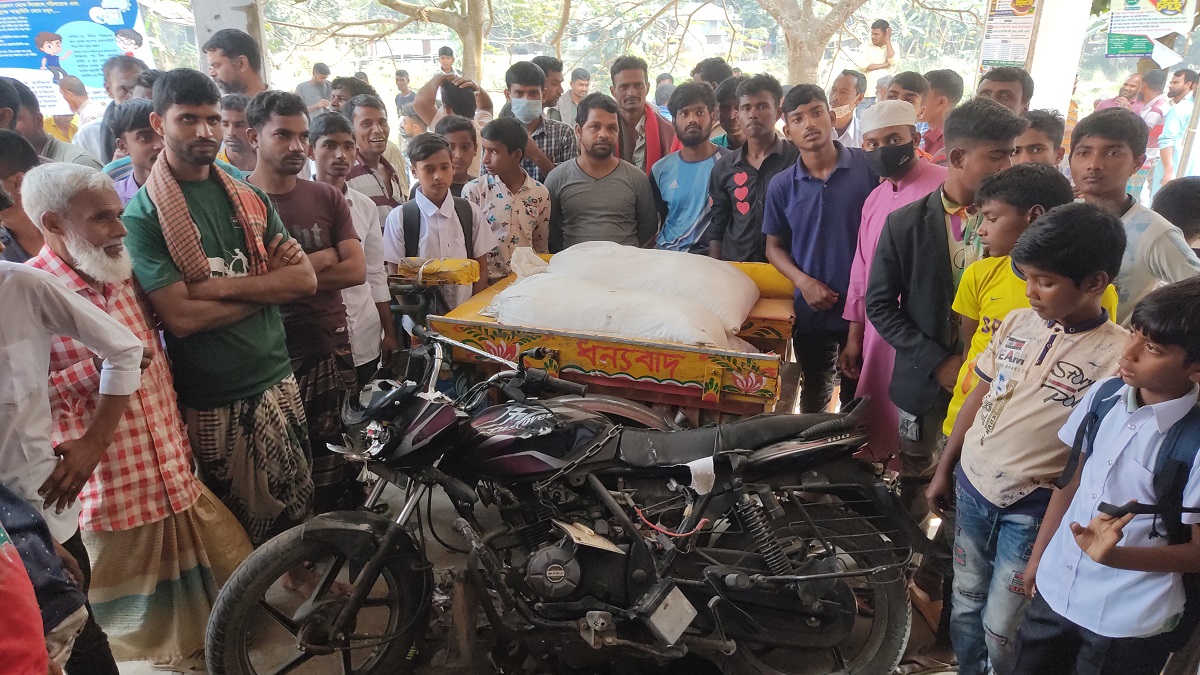 সিরাজগঞ্জে মৎস্যজীবী কার্ডের চাল পাচার, আটকে দিল জনতা