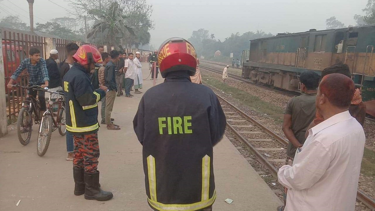 নরসিংদীতে সুরমা মেইল ট্রেনের ইঞ্জিনে আগুন