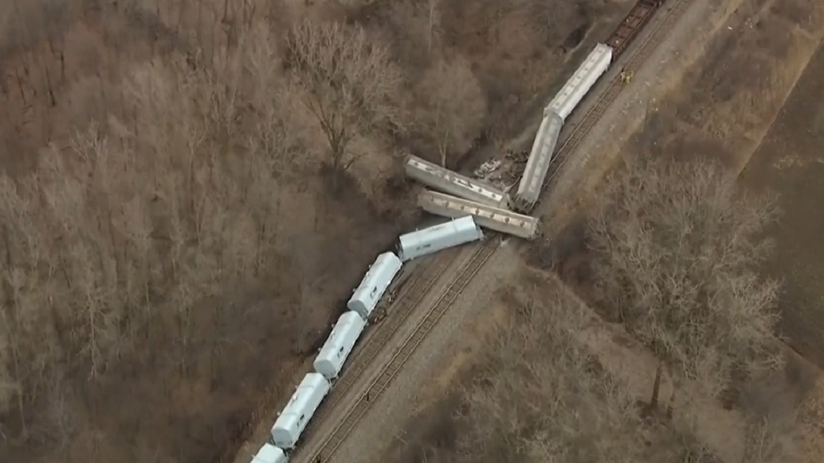 যুক্তরাষ্ট্রে দুর্ঘটনার কবলে রাসায়নিক বহনকারী ট্রেন, ৬ বগি লাইনচ্যুত