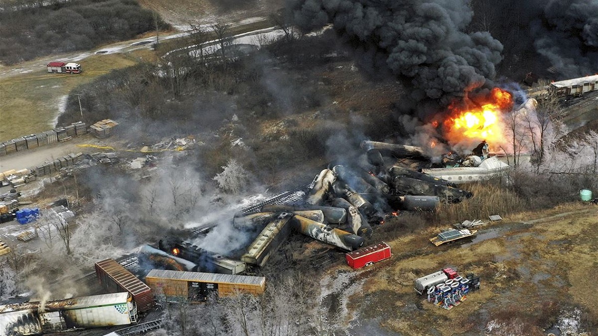যুক্তরাষ্ট্রের ওহাইওতে ভয়াবহ ট্রেন দুর্ঘটনা, ৫০ বগি লাইনচ্যুত
