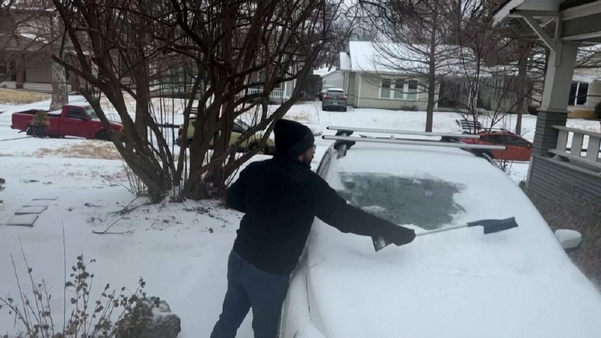 তীব্র ঠান্ডা ও তুষারঝড়ের কবলে যুক্তরাষ্ট্রের দক্ষিণাঞ্চল