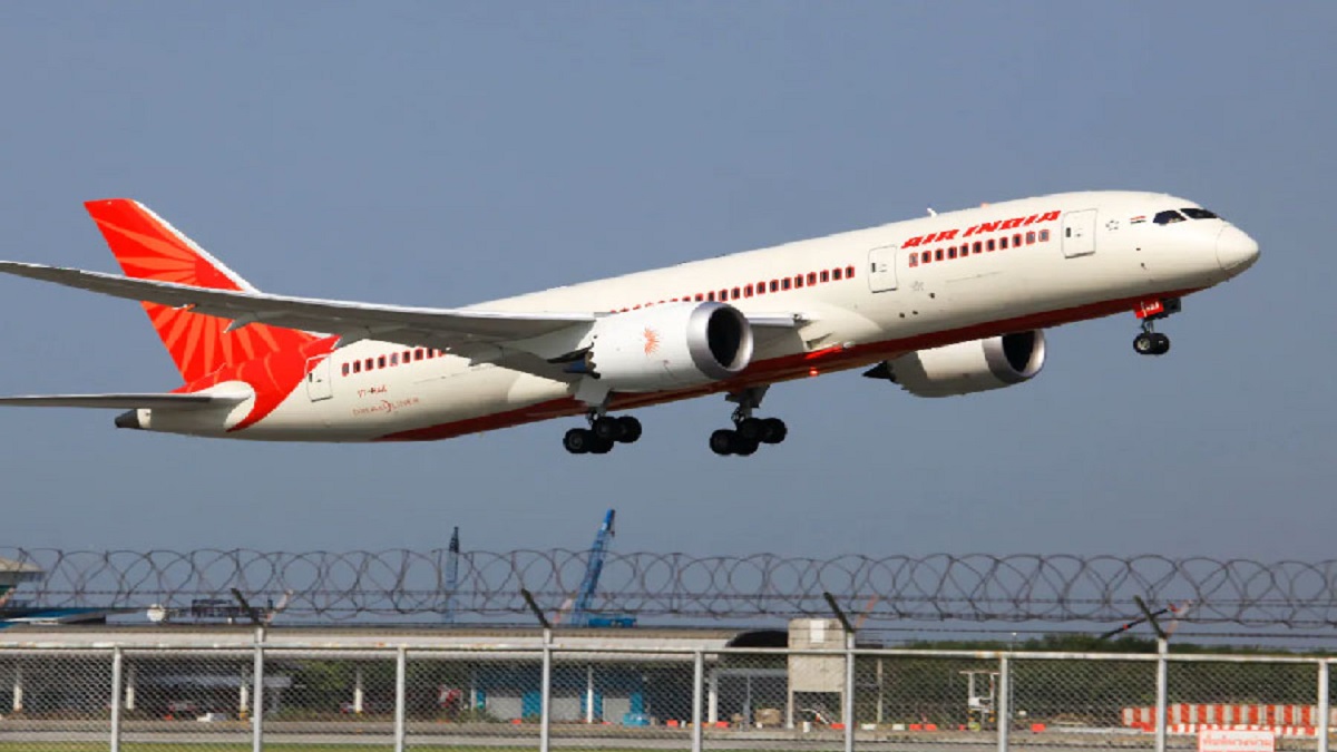 মাঝ আকাশে ভারতীয় বিমানের ইঞ্জিনে আগুন