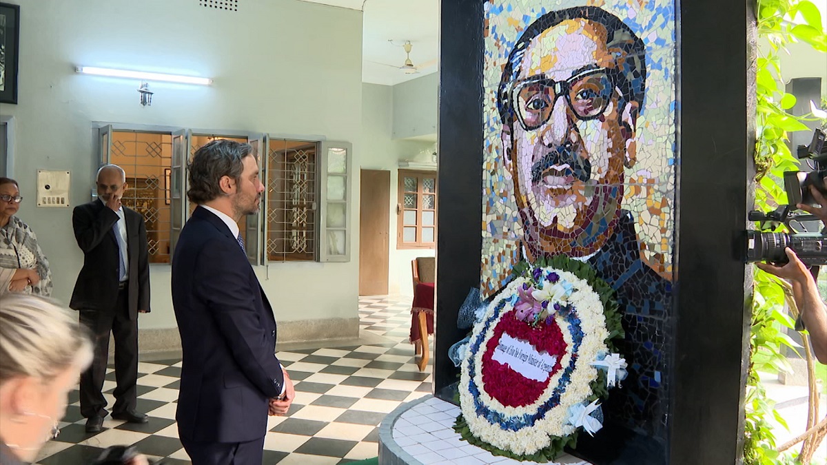 বঙ্গবন্ধুর প্রতিকৃতিতে আর্জেন্টিনার পররাষ্ট্রমন্ত্রীর শ্রদ্ধা নিবেদন