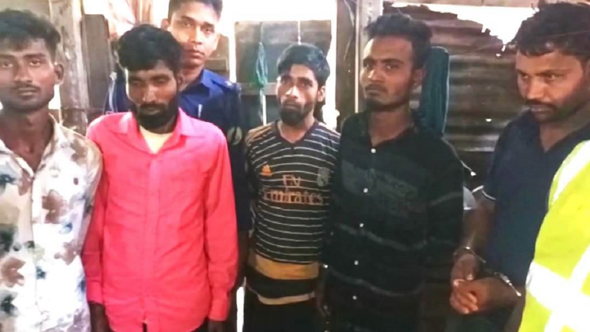 পিরোজপুরে অস্ত্র, হাতবোমাসহ ৫ ডাকাত গ্রেফতার