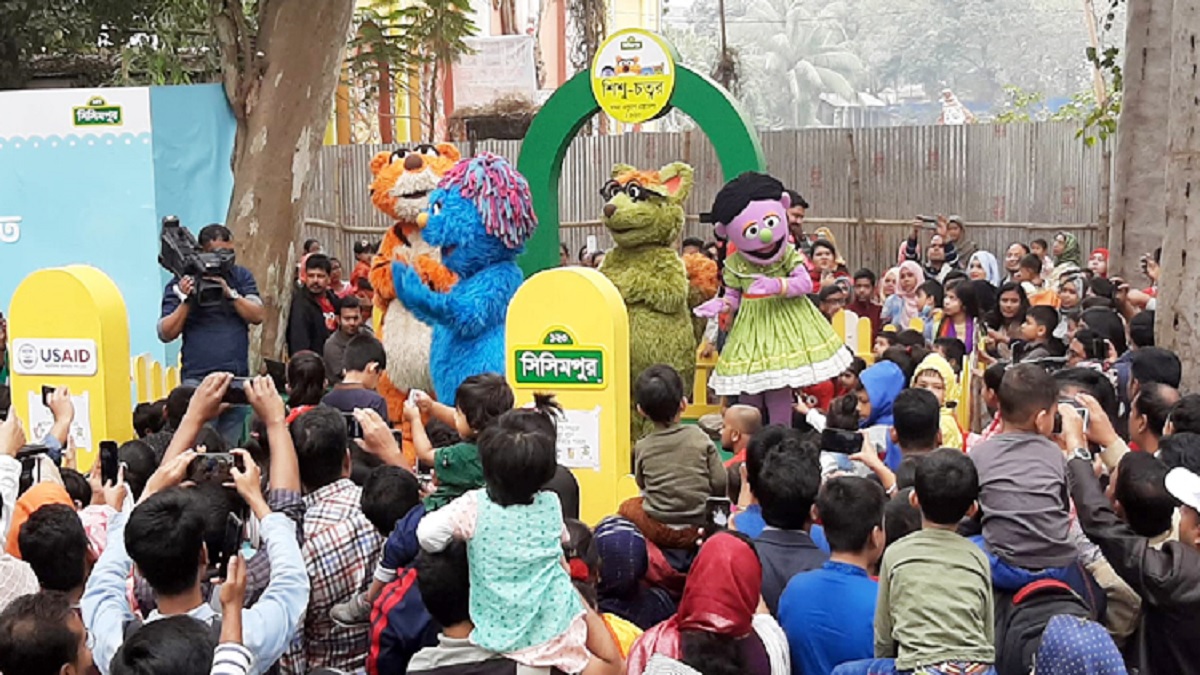অমর একুশে বইমেলা: ইকরি, শিকু, হালুমদের সাথে আনন্দে মেতে উঠেছে শিশুরা