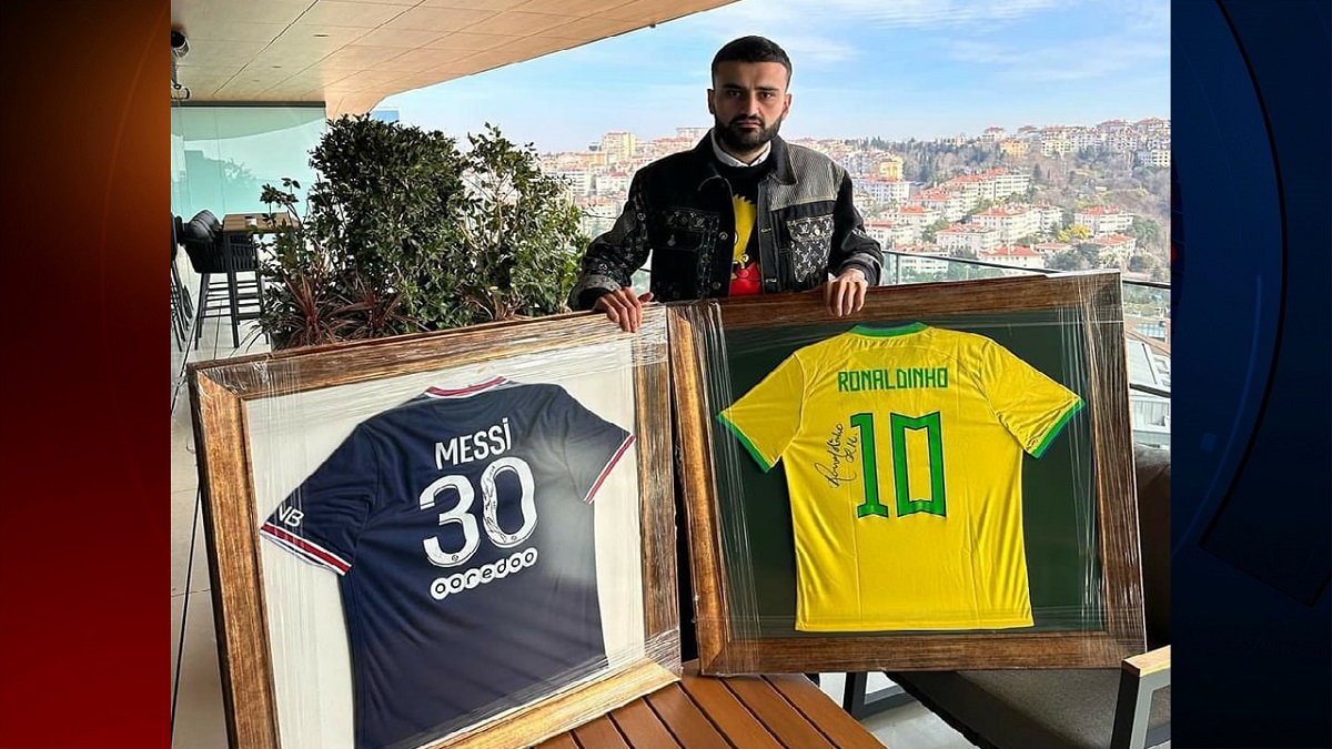 মেসি-রোনালদিনহোর স্বাক্ষর সম্বলিত জার্সি নিলামে তুলছেন শেফ বুরাক