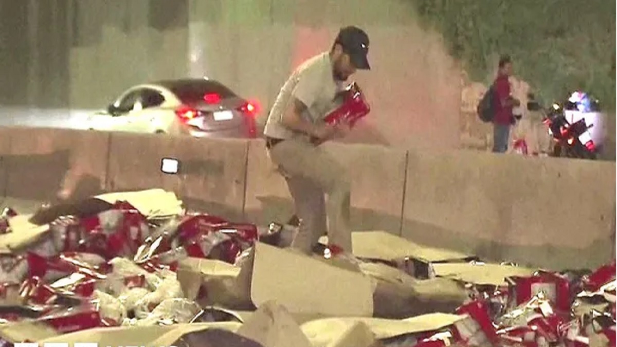 চিলিতে উল্টে গেলো বিয়ার বোঝাই ট্রাক, লুটে নিলেন পথচারীরা