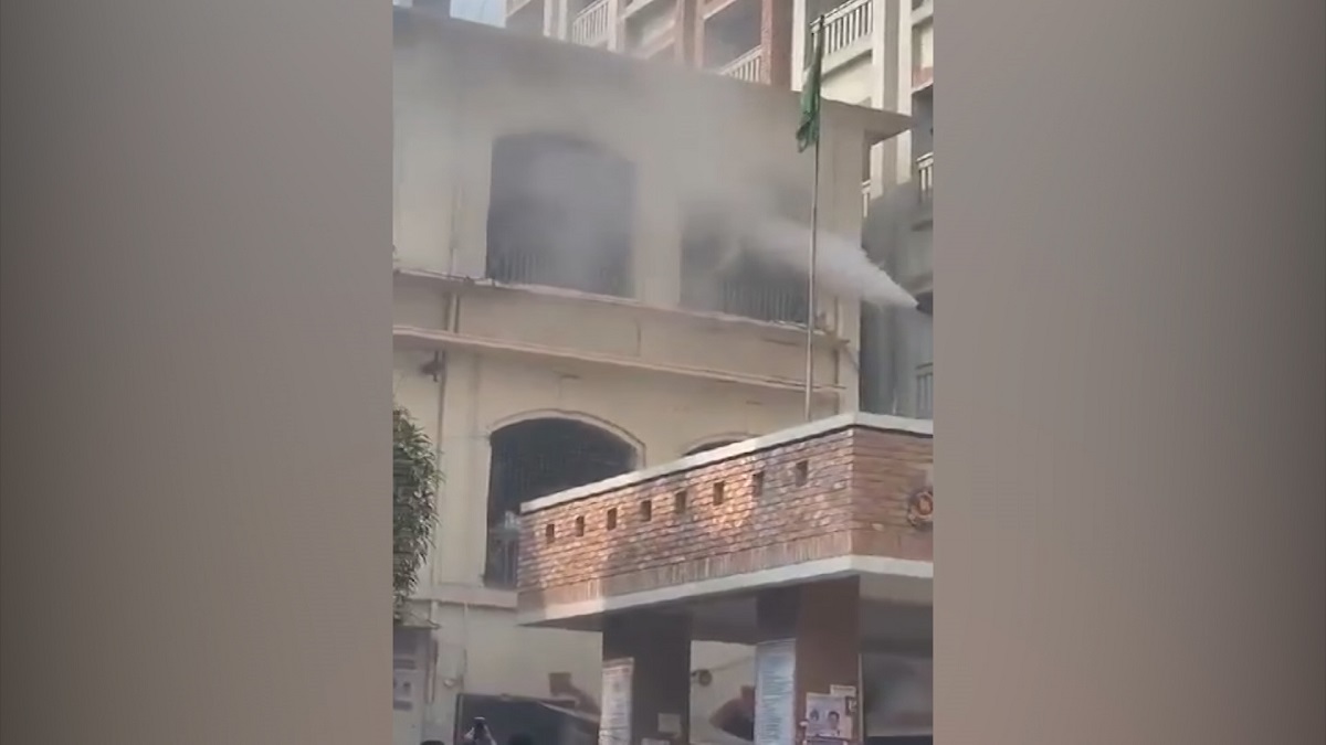 ঢাকার সিএমএম আদালত ভবনে আগুন
