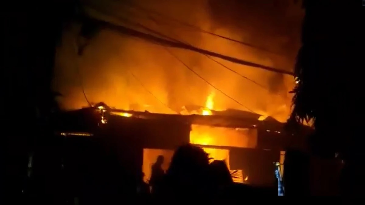 রাজবাড়ীতে বসতবাড়ি-গোডাউনে আগুন, ১০ লক্ষ টাকার মালামাল পুড়ে ছাই