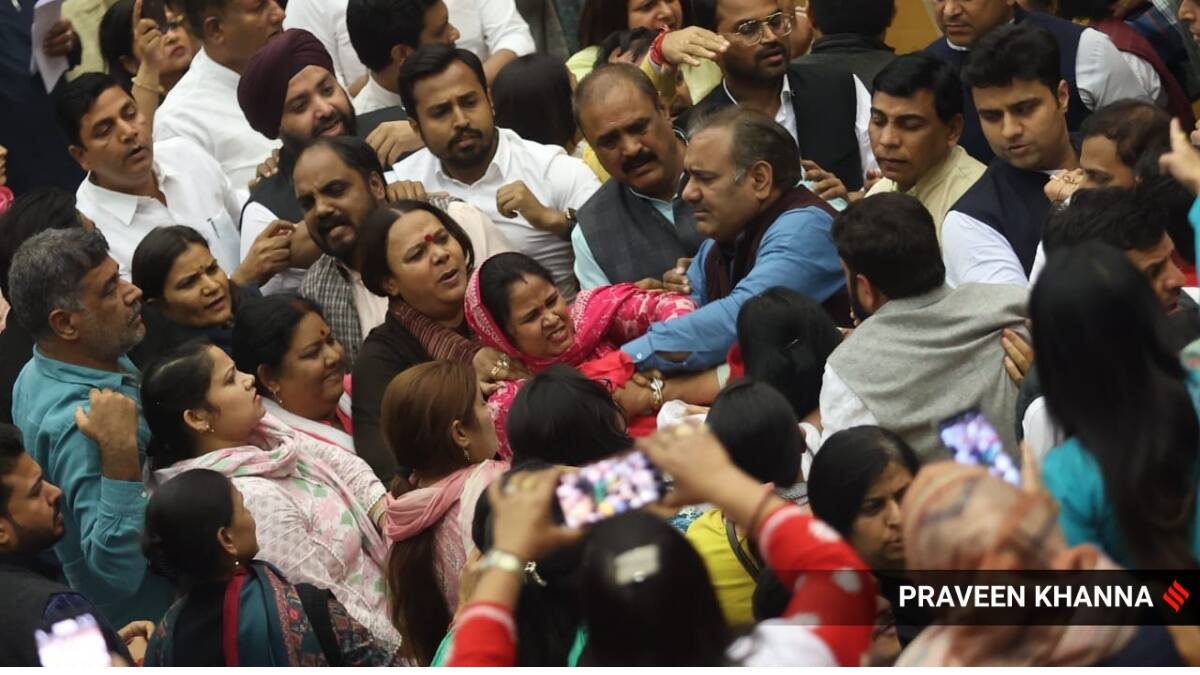 দিল্লি পৌরসভায় উত্তেজনা, বিজেপি ও আম আদমি পার্টির সদস্যদের হাতাহাতি