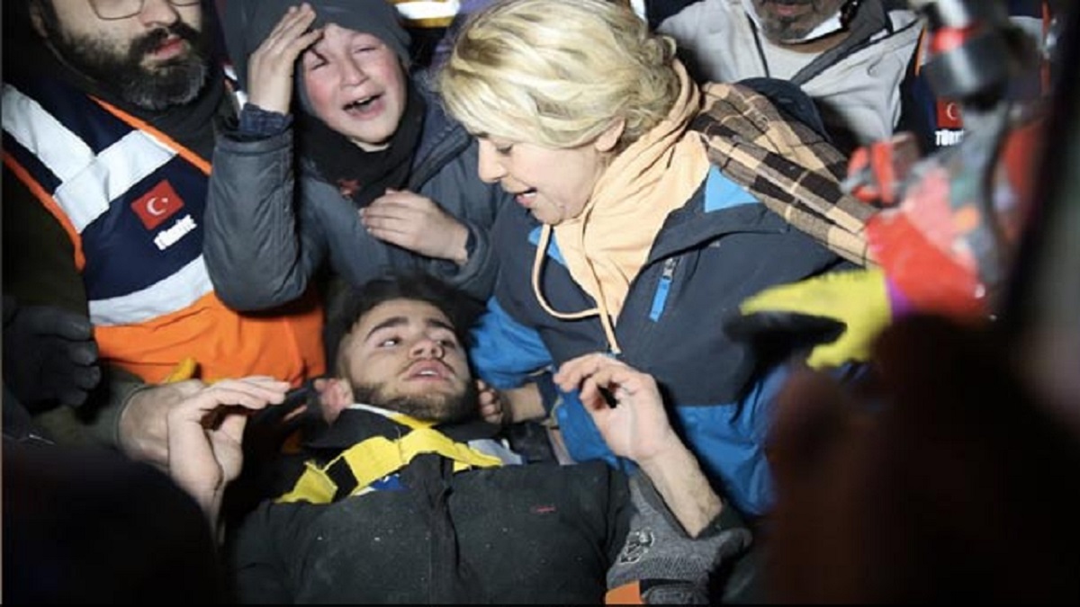 ধ্বংসস্তূপে প্রাণে বাঁচতে পান করেছেন নিজের মূত্র, ভয়ানক অভিজ্ঞতা জানালেন তুর্কি তরুণ