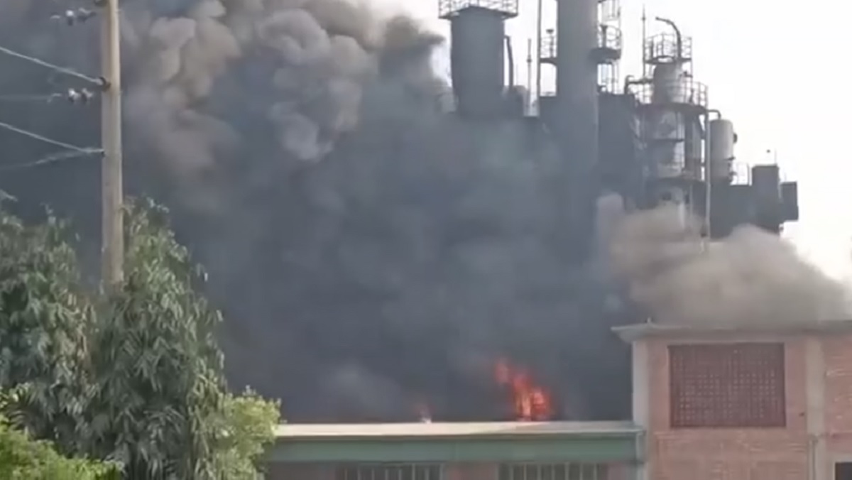 রূপগঞ্জে নান্নু স্পিনিং মিলস ও আড়াইহাজারে এইচপি কেমিক্যাল কারখানায় ভয়াবহ আগুন