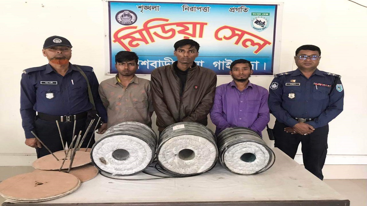 গাইবান্ধায় যাত্রীবাহী বাস থেকে ২৪ কেজি গাঁজা উদ্ধার, ৩ যুবক আটক