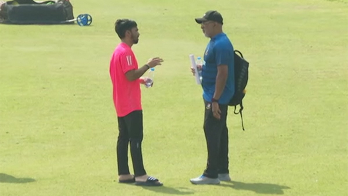 হাথুরুসিংহের সঙ্গে মুমিনুলের সাক্ষাৎ