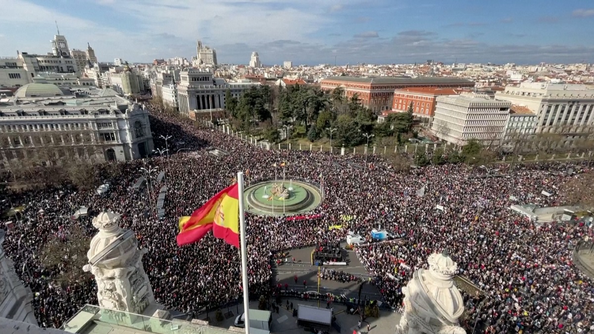 স্বাস্থ্যখাতে উন্নয়নের দাবিতে বিক্ষোভে উত্তাল স্পেন