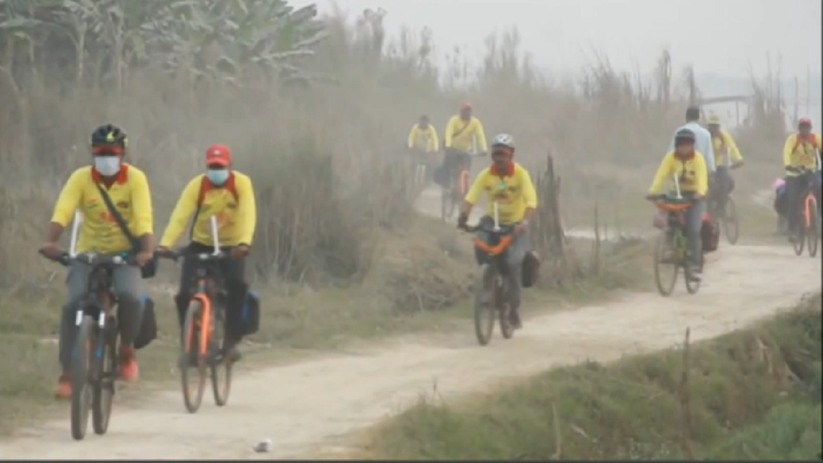 মাতৃভাষার টানে ৫০০ কিলোমিটার সাইকেল চালিয়ে বাংলাদেশে ৮ অভিযাত্রী