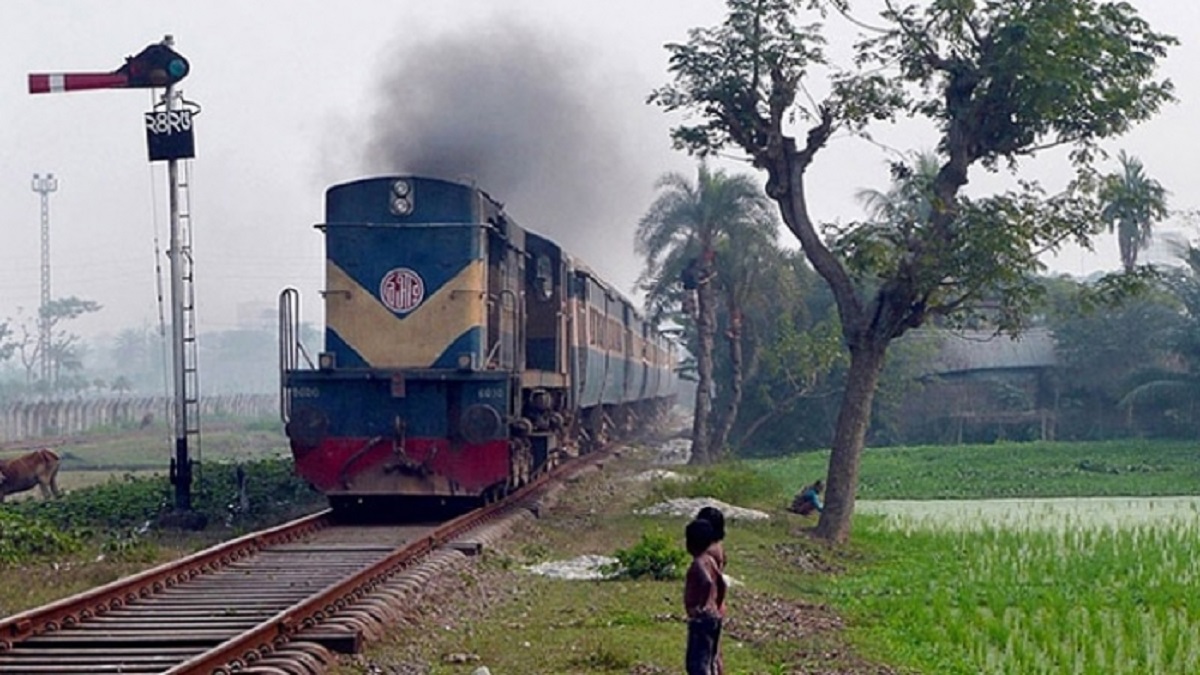 ‘আলিফকে দেখে রেখো বাবা’ বলে চলন্ত ট্রেনের নিচে লাফিয়ে আত্মহত্যা