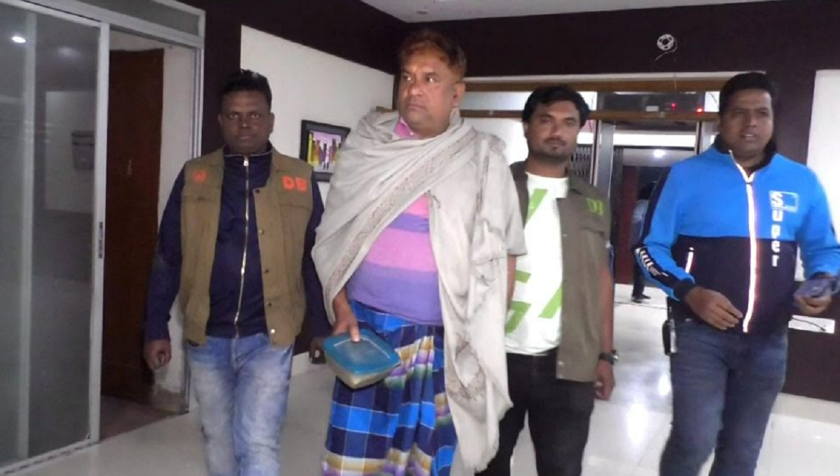 চিনি ও ফিটকিরি মিশিয়ে খেজুর গুড় তৈরি, কারিগর আটক