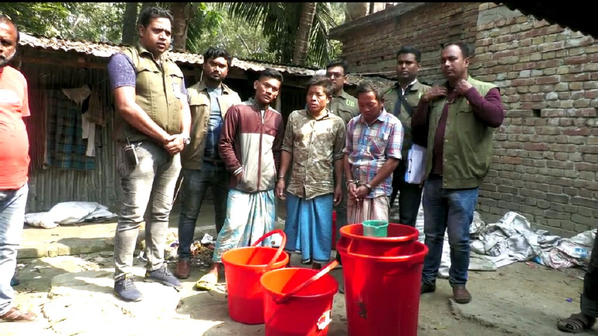 ঝিনাইদহে ভেজাল মধু তৈরির সময় আটক ৩ কারিগর