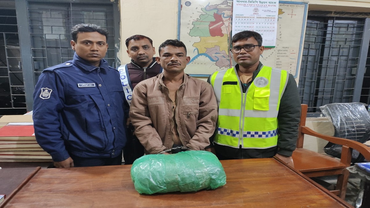 ঝিনাইদহে ১২টি মাদক মামলার আসামি গাঁজাসহ গ্রেফতার