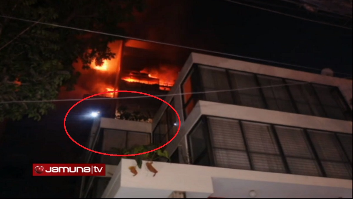 মোবাইলের আলো জ্বেলে অবস্থান জানান দিচ্ছেন আটকে পড়া মানুষেরা